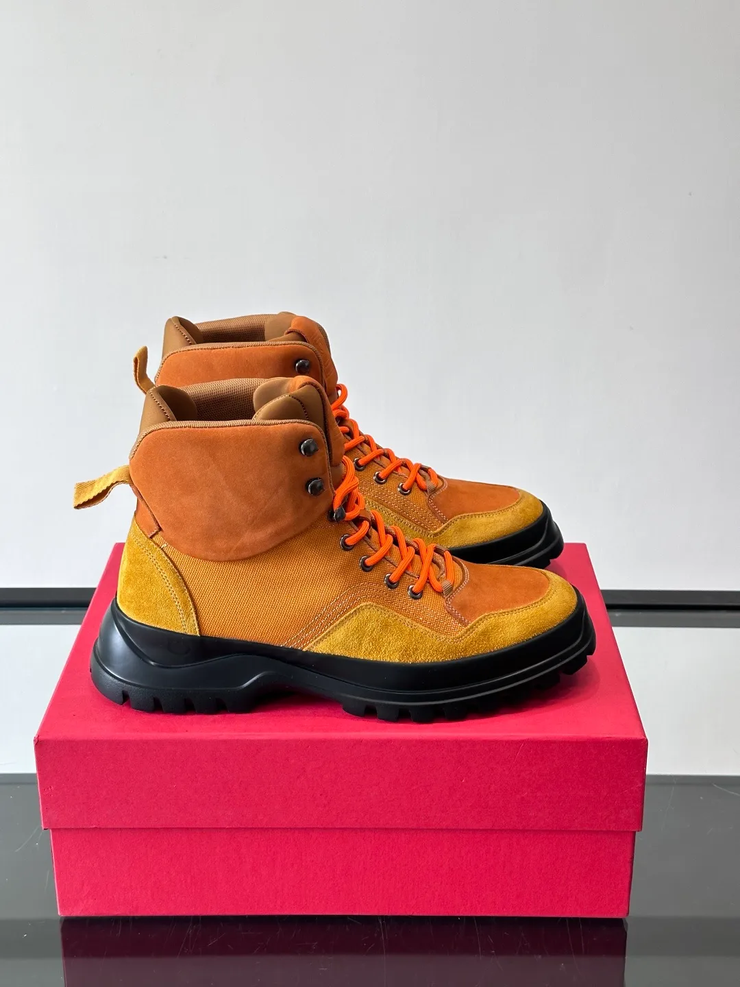 Men's shoes 💰960. Ferragamo's thick-soled lace-up short boots are made of suede + fabric splicing. They have a delicate texture and are breathable. The black rubber thick soles are wear-resistant and have strong traction. They can be worn every day outdoors! The shoelaces are super vibrant and the metal fastener details are perfect. The boot shaft is adjustable, comfortable and stable to wear. It goes well with workwear style or casual style in autumn and winter. It is warm and fashionable. It is suitable for outdoor activities or daily commuting! size: 39-44 (customized at 38.45.46)